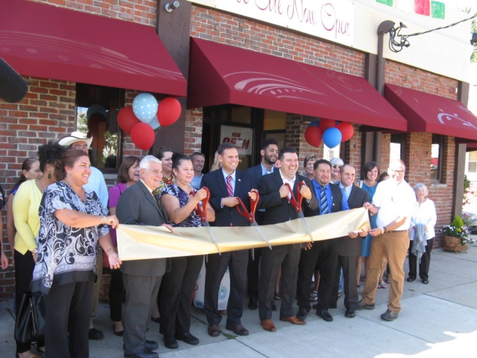 Mayor Gary Christenson and Owner Elias Interiano at ribbon cutting ceremony